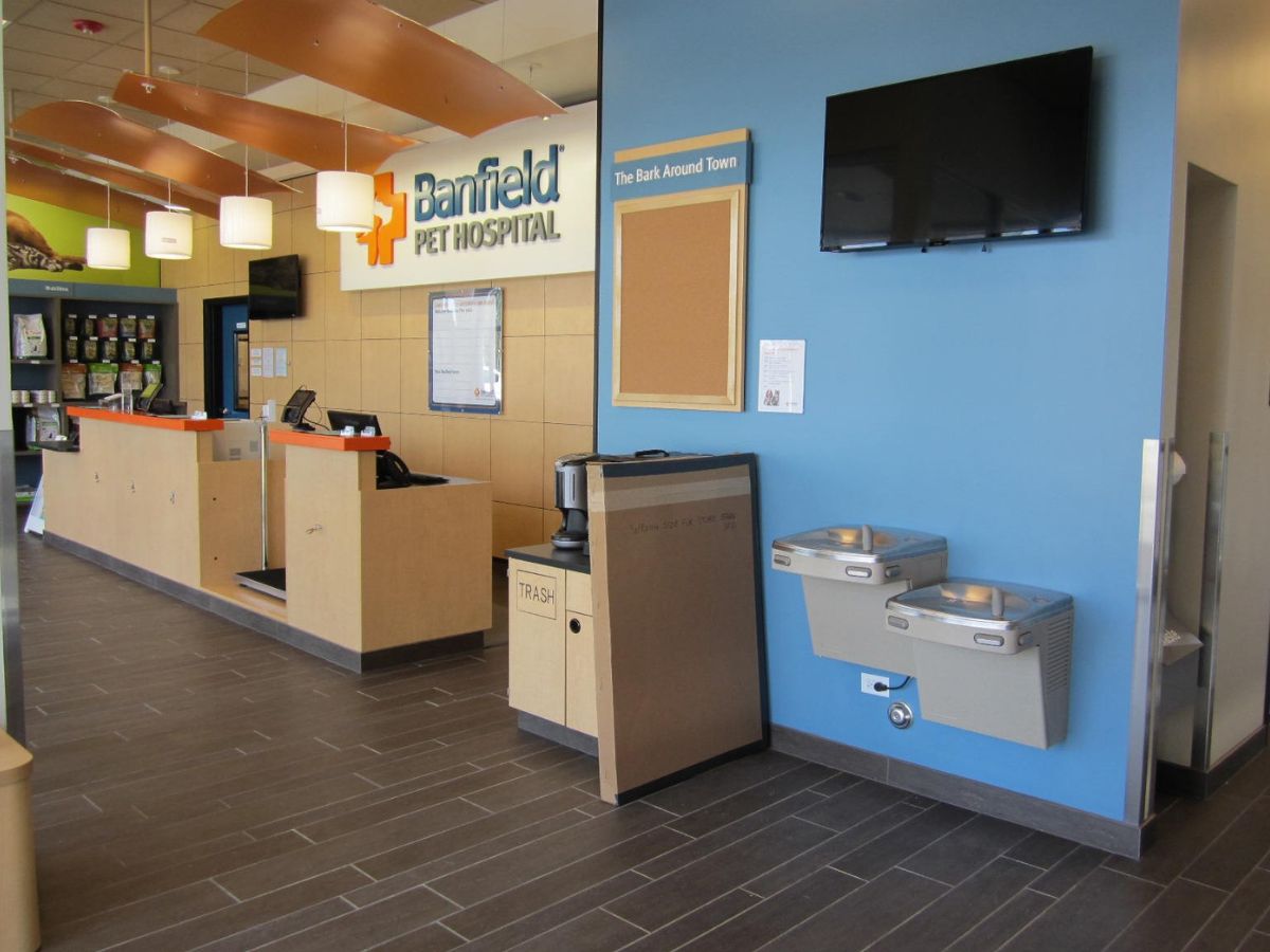 The Banfield Miami Plaza Alegre hospital front desk and check-in
