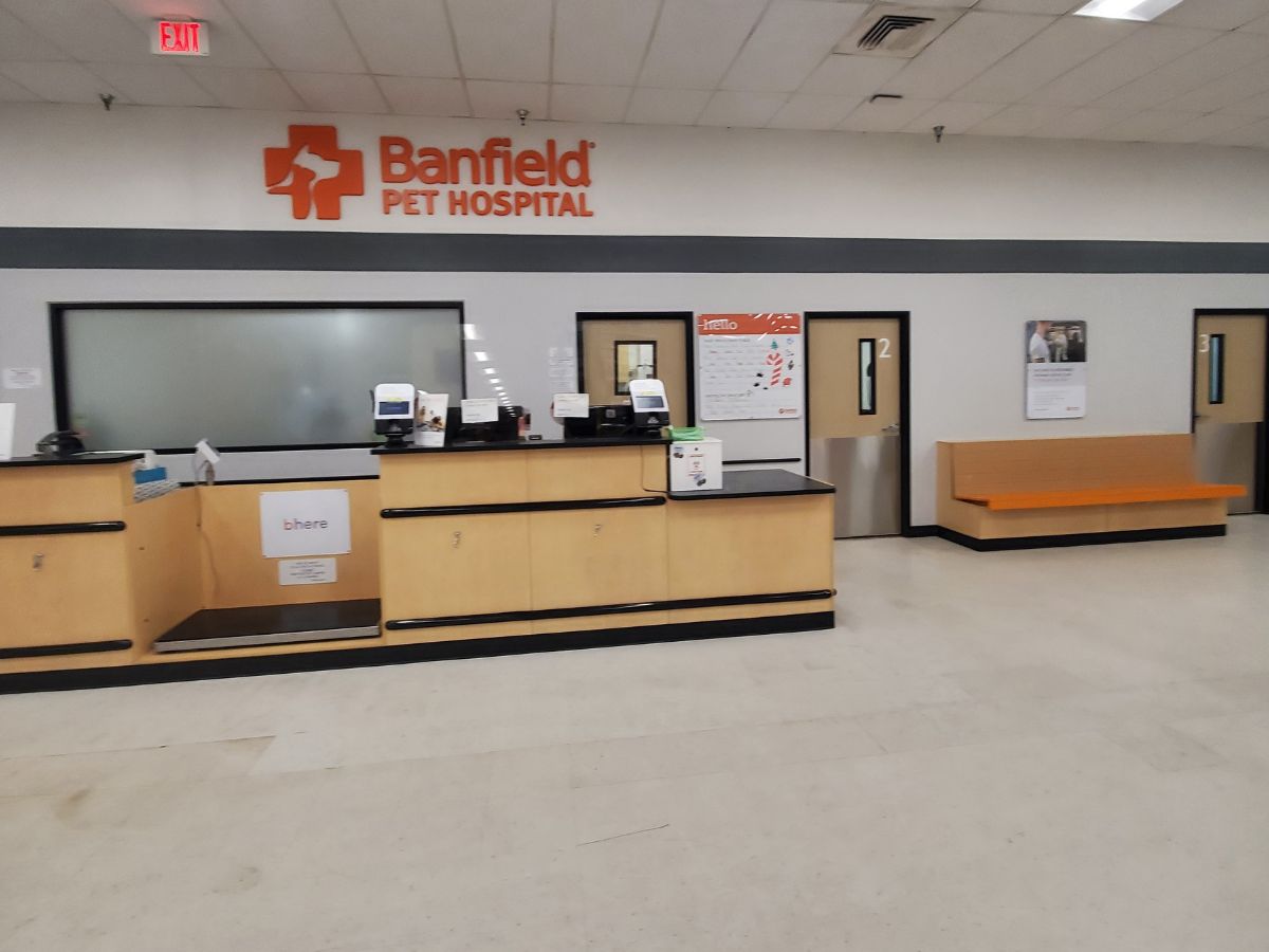 The Banfield Pet Hospital Pensacola front desk