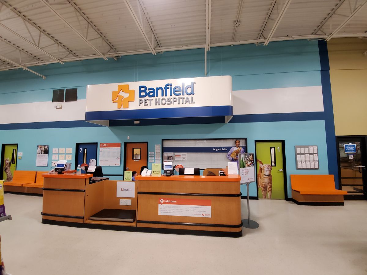 The Banfield Pet Hospital Spanish Fort front desk
