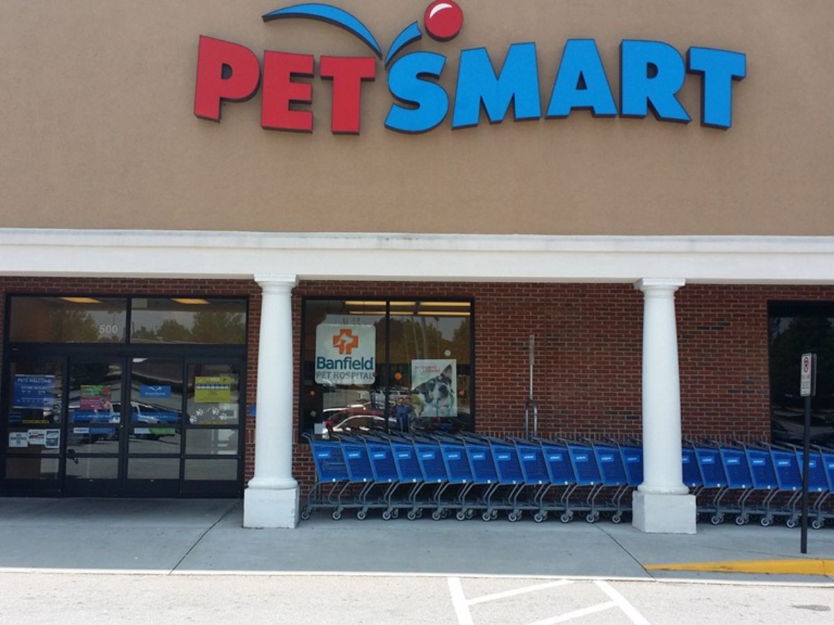 The Banfield Pet Hospital: Mill Creek Building exterior