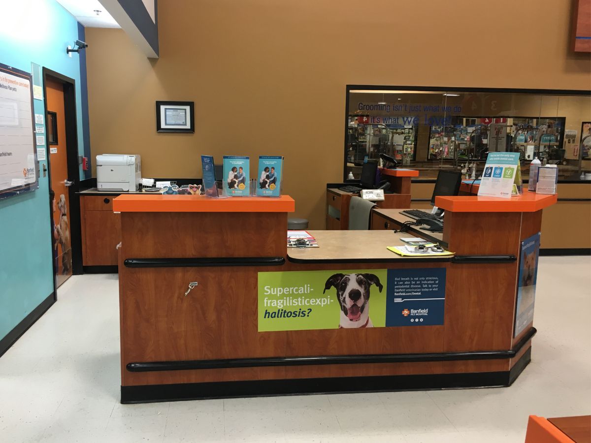 The Banfield Pet Hospital: Mill Creek front desk