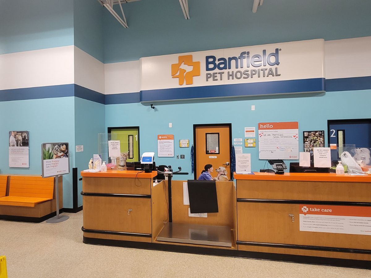 The Banfield Pet Hospital: Castlegate front desk