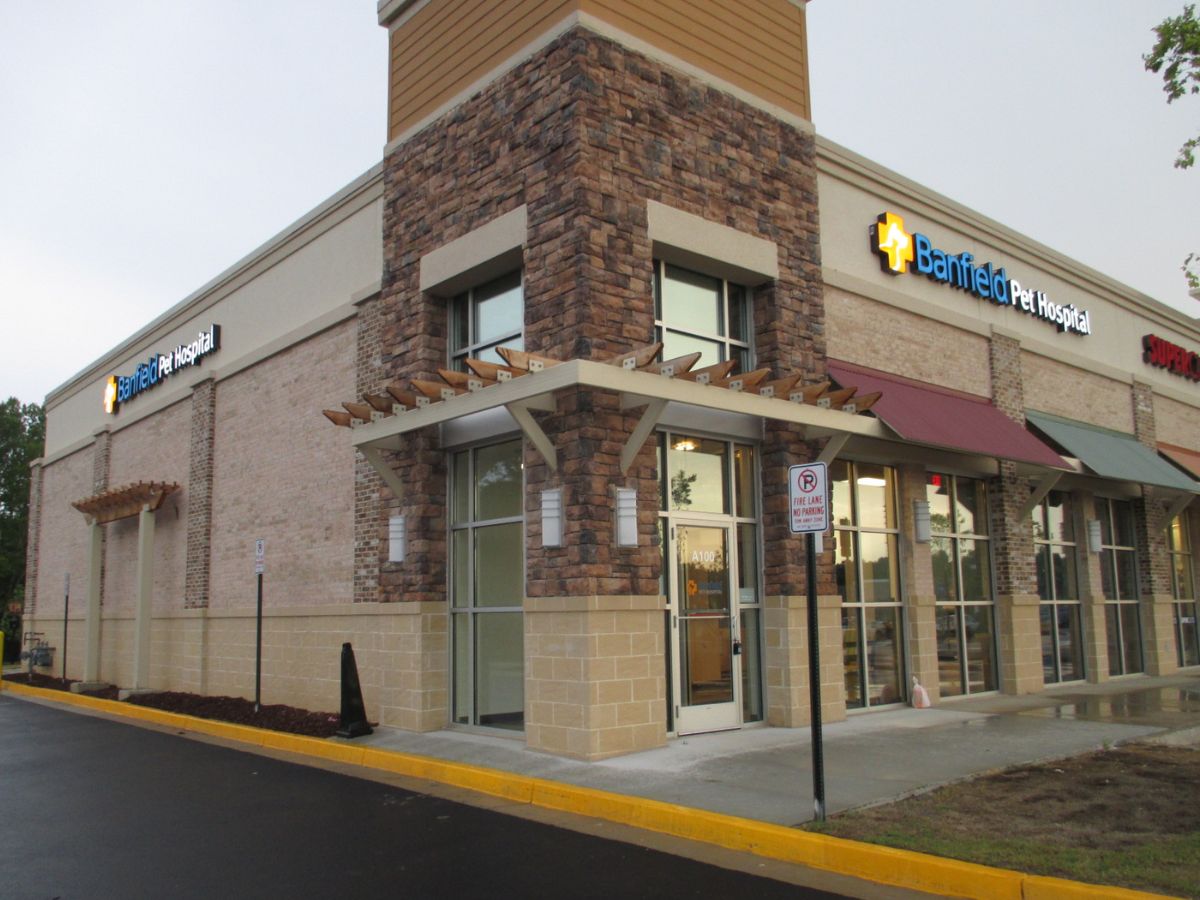 The Banfield Pet Hospital: Duluth Sugarloaf Marketplace Building exterior