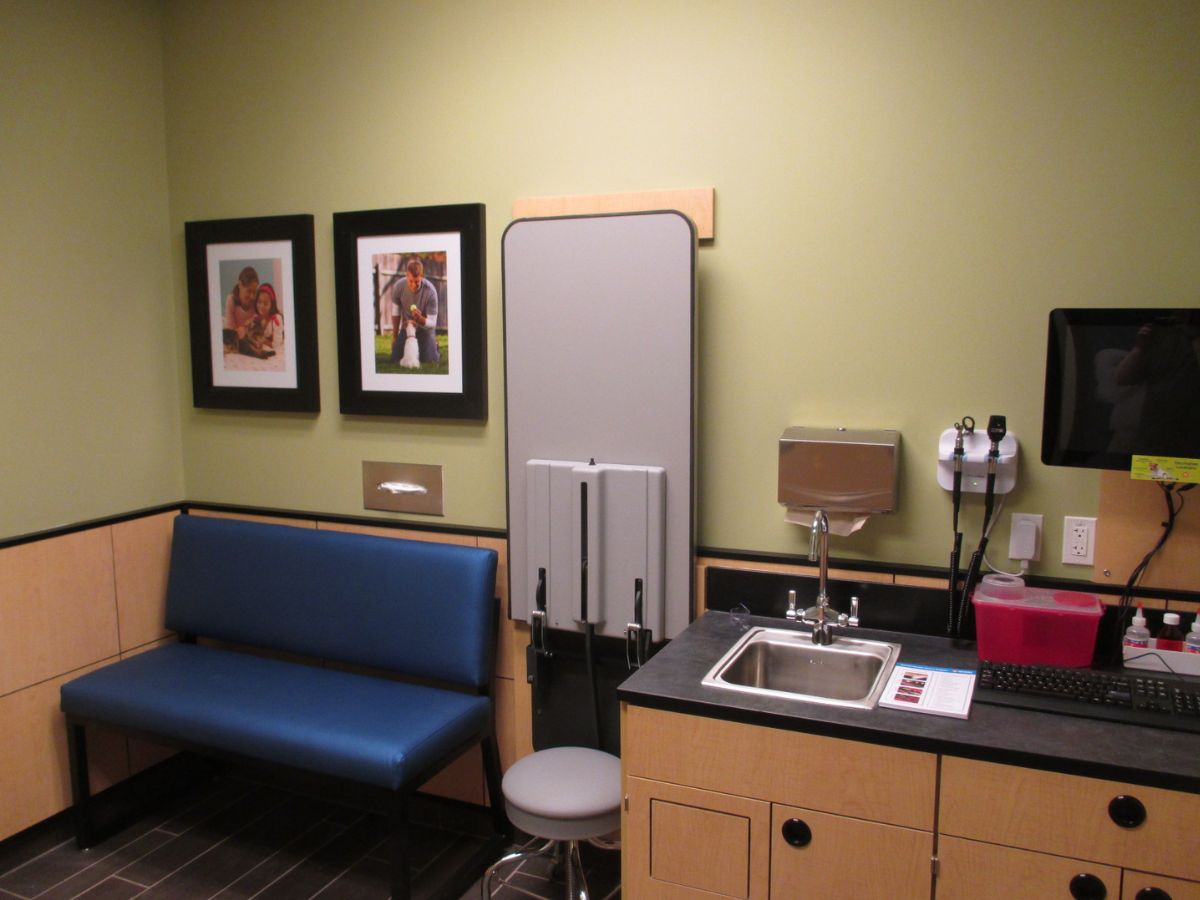 The Banfield Pet Hospital: Chamblee exam room with table