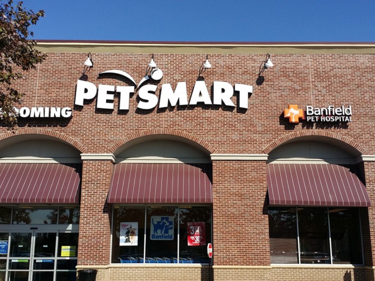 The Banfield Pet Hospital: Roswell Building exterior