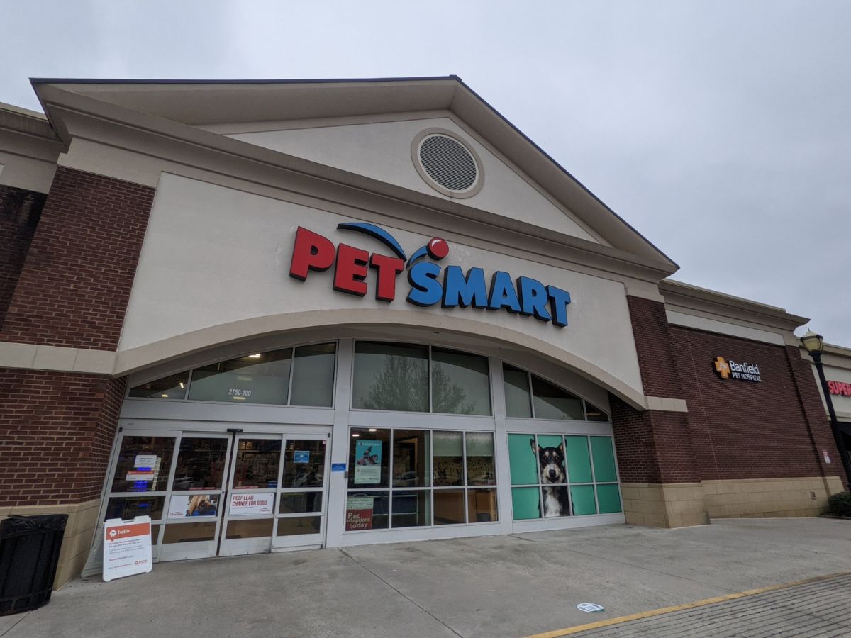 The Banfield Pet Hospital: Huntsville-Jones Valley Building exterior