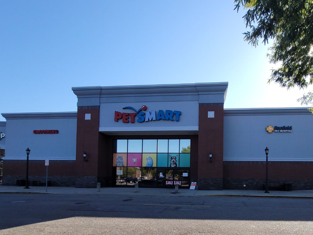 The Banfield Pet Hospital: Montgomery Building exterior