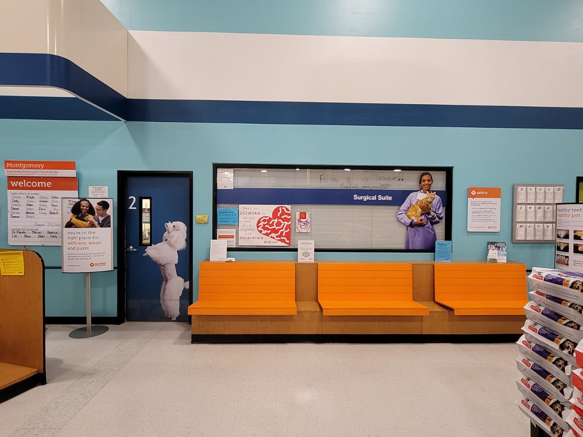 The Banfield Pet Hospital: Montgomery lobby