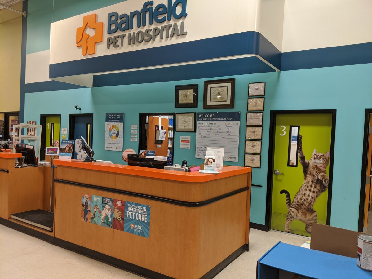 The Banfield Pet Hospital: Trussville front desk