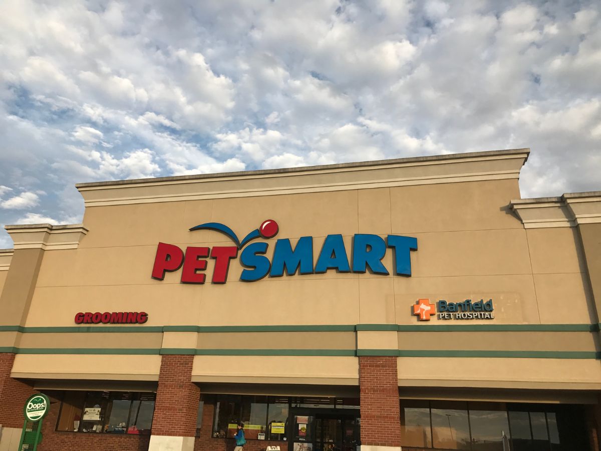 The Greenwood PetSmart and Banfield front entrance