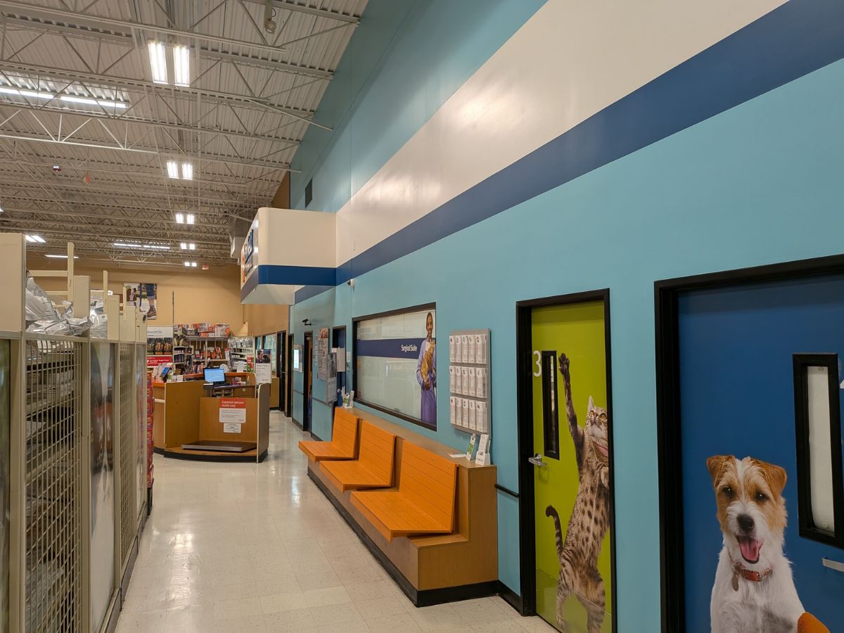 The Banfield Pet Hospital: Louisville SW lobby and front desk