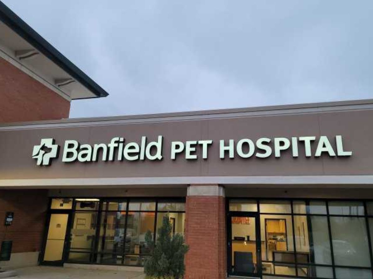 The Banfield Indianapolis hospital front entrance