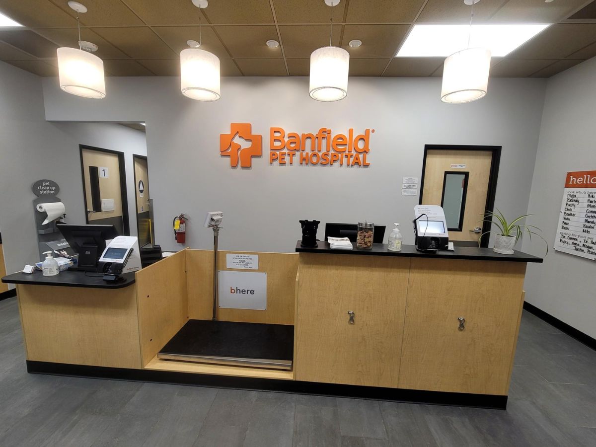 The Banfield Indianapolis hospital front desk and check-in