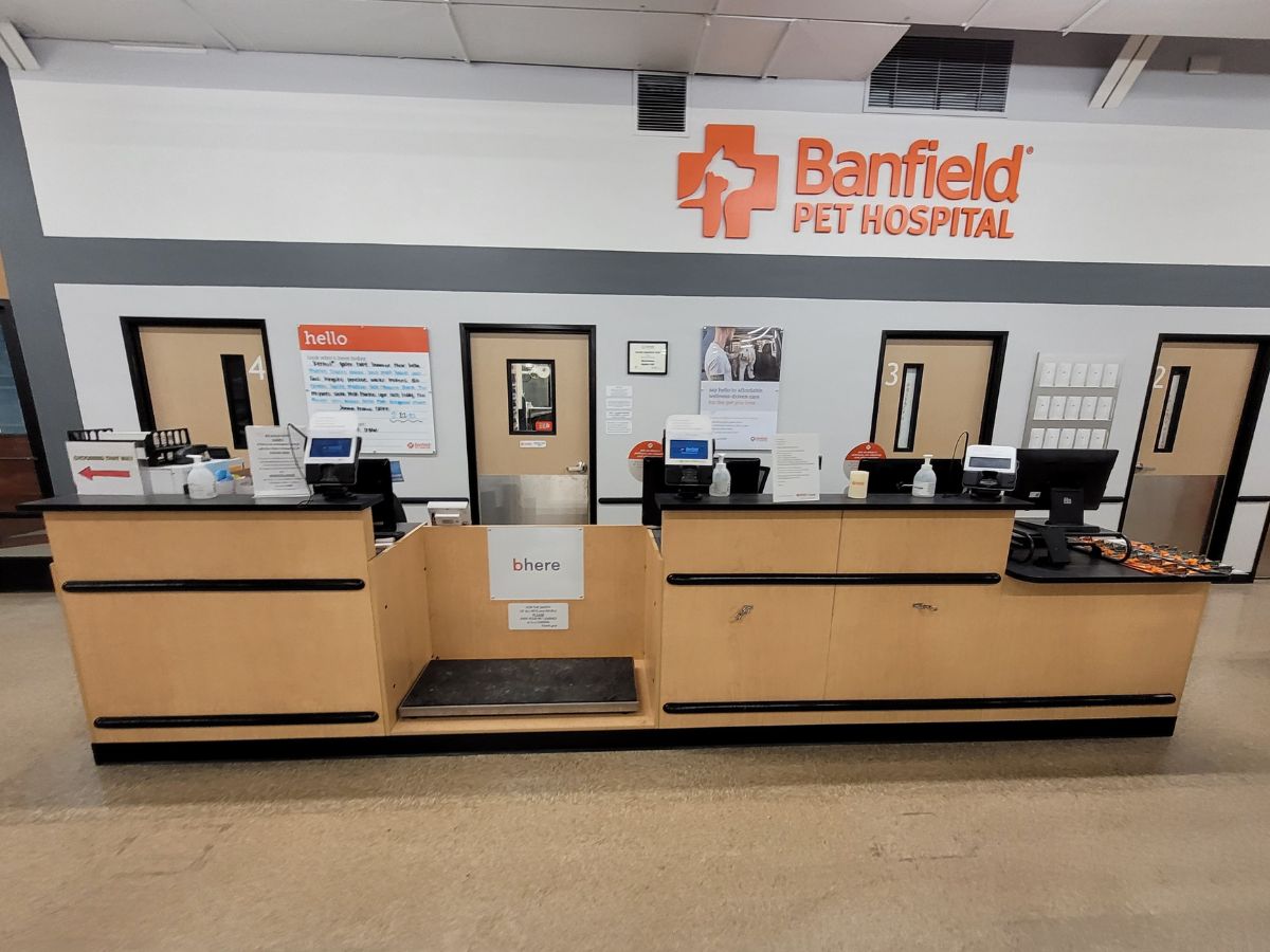 The Banfield Ward Parkway hospital front desk and check-in