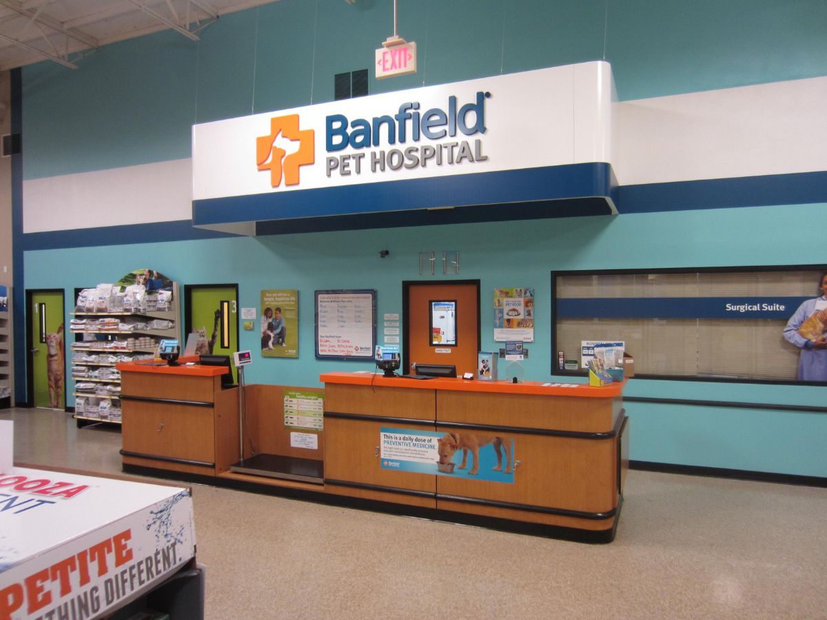 The Banfield Glendora hospital front desk