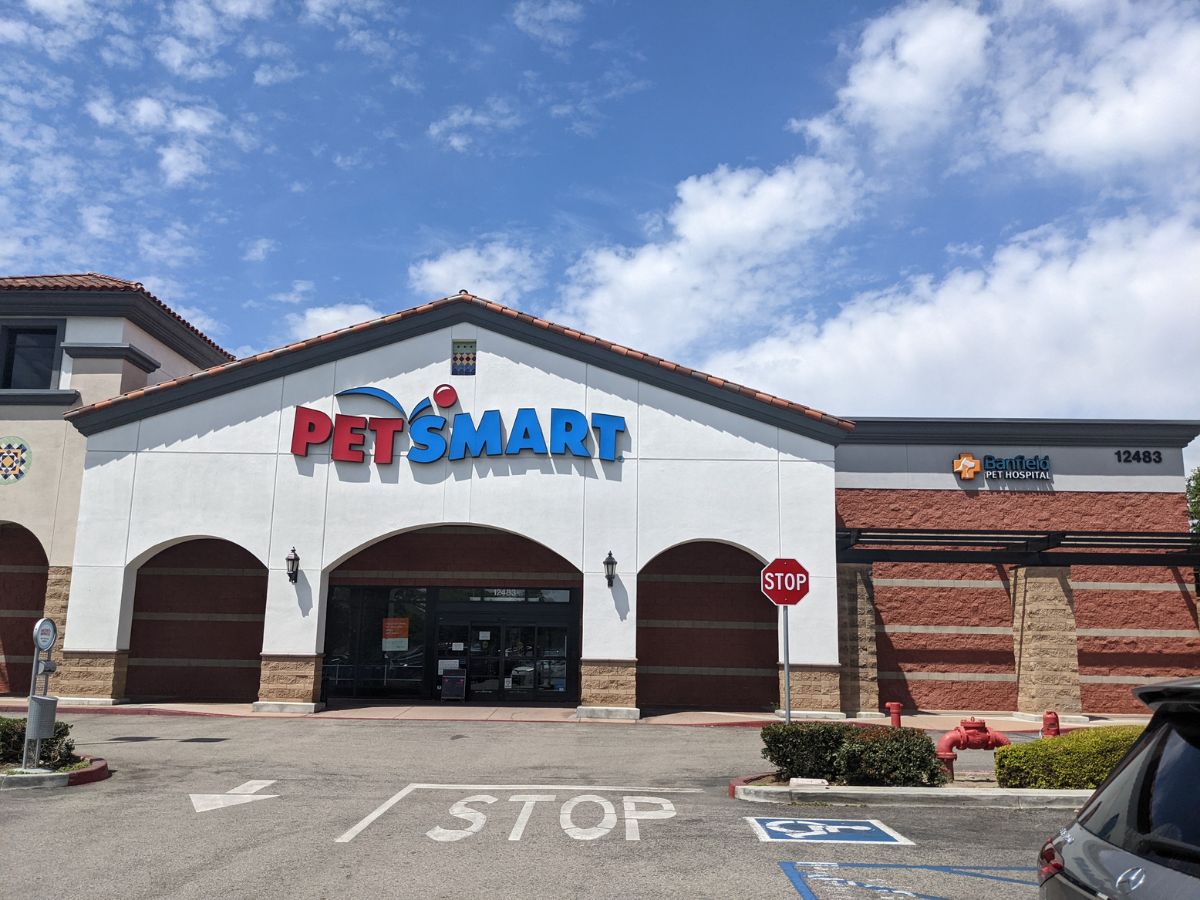 The Eastvale PetSmart and Banfield front entrance