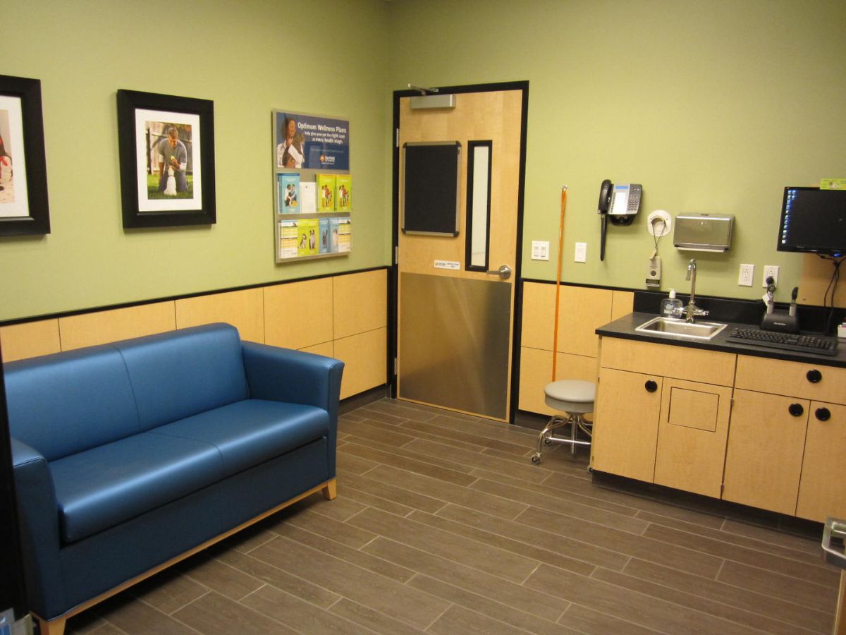 The Banfield Chatsworth hospital exam room with sitting area