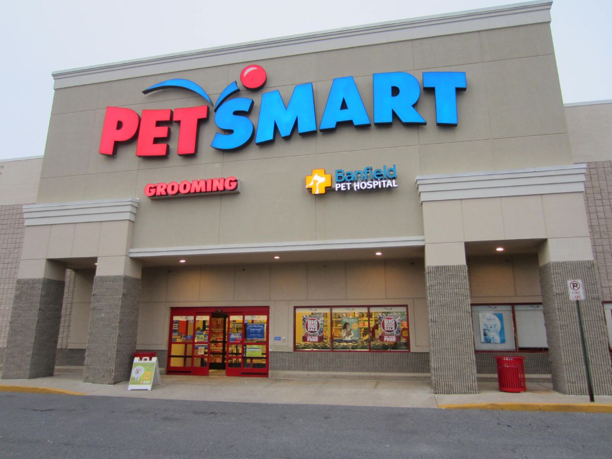 The Frederick PetSmart and Banfield outside front entrance