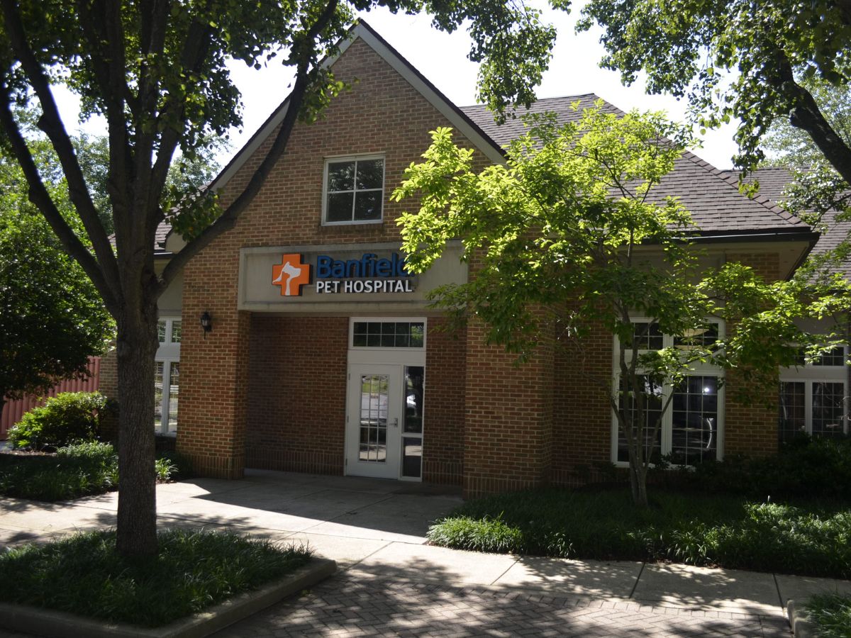 The Ellicott City Banfield hospital front exterior and entrance