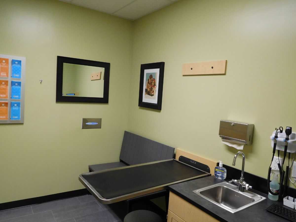 Inside a Glen Burnie Southdale Banfield exam room
