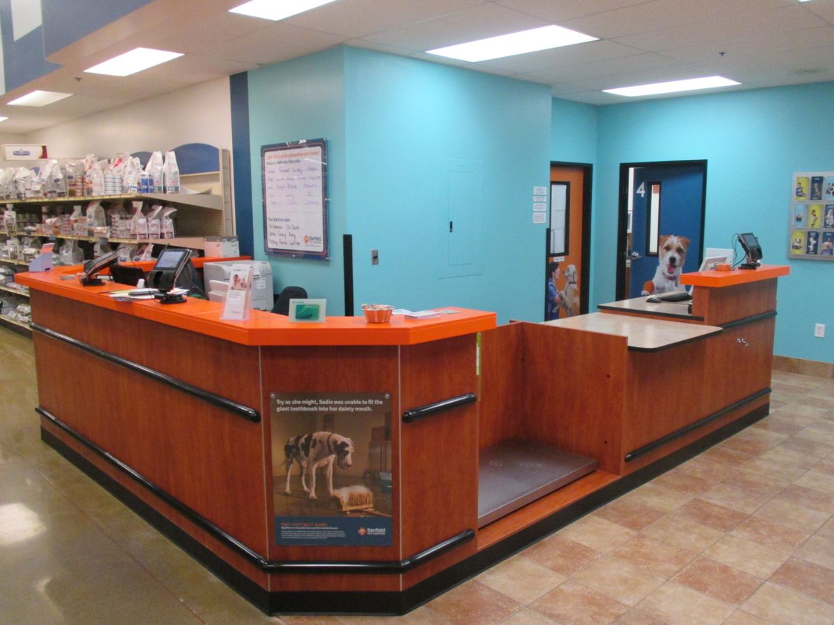 The Northville Banfield front desk and check-in area