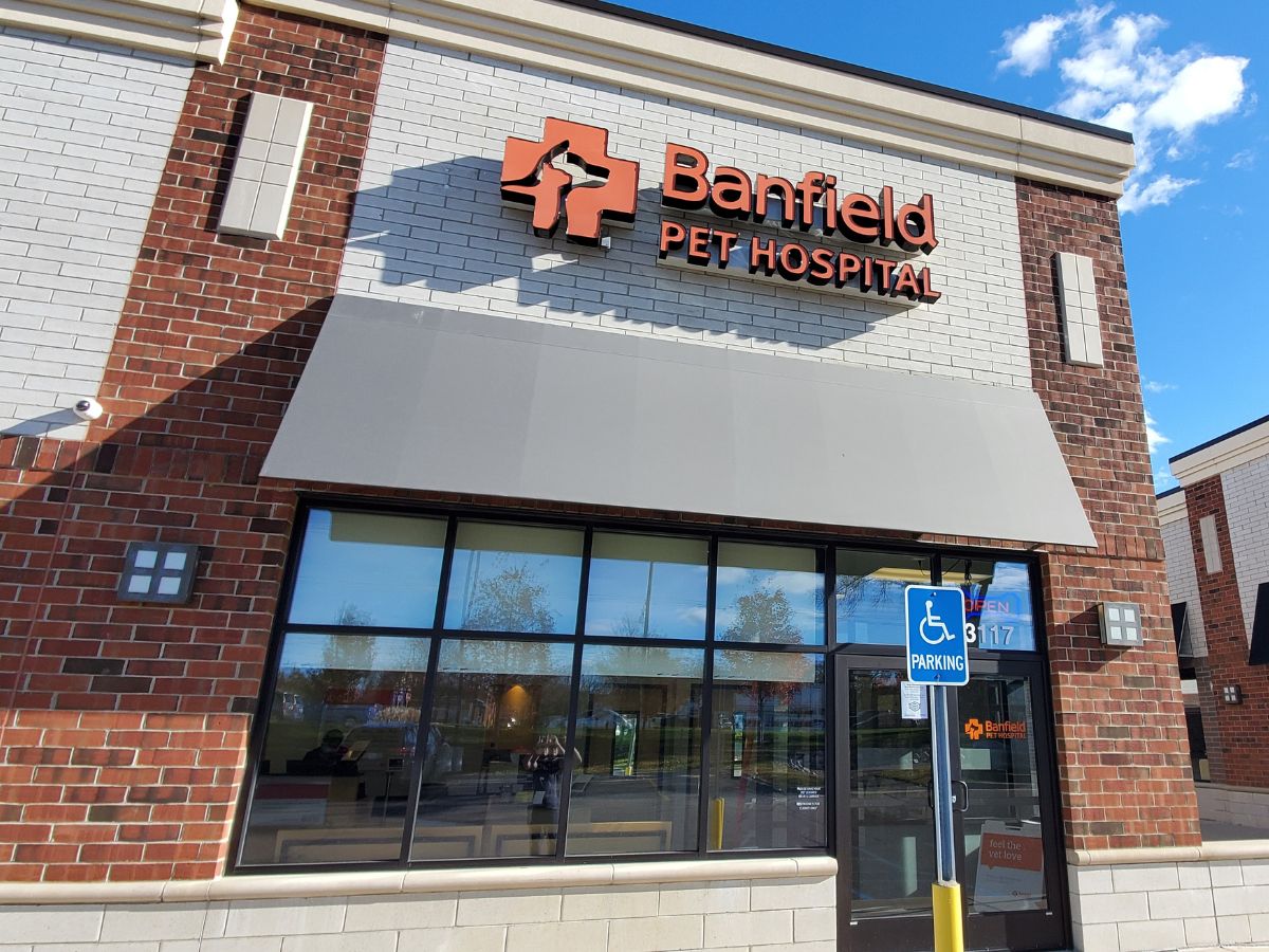 The Banfield Rochester Hills hospital front exterior entrance