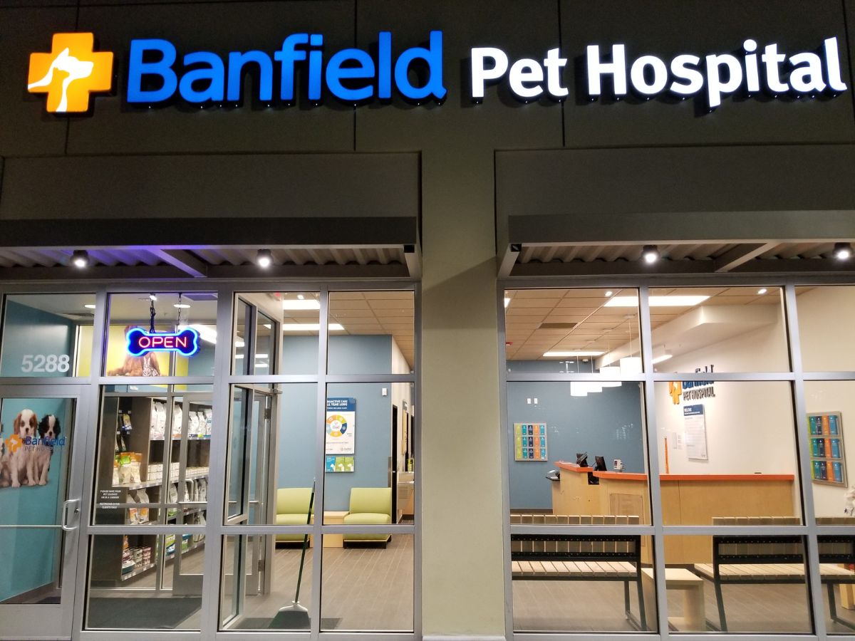 The Banfield Pet Hospital: Sarasota University Park Building exterior at night