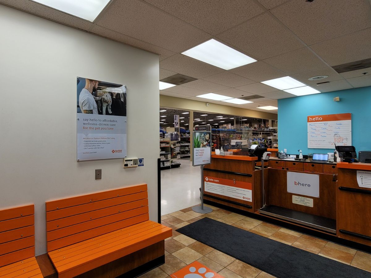The St. Louis Park Banfield front lobby