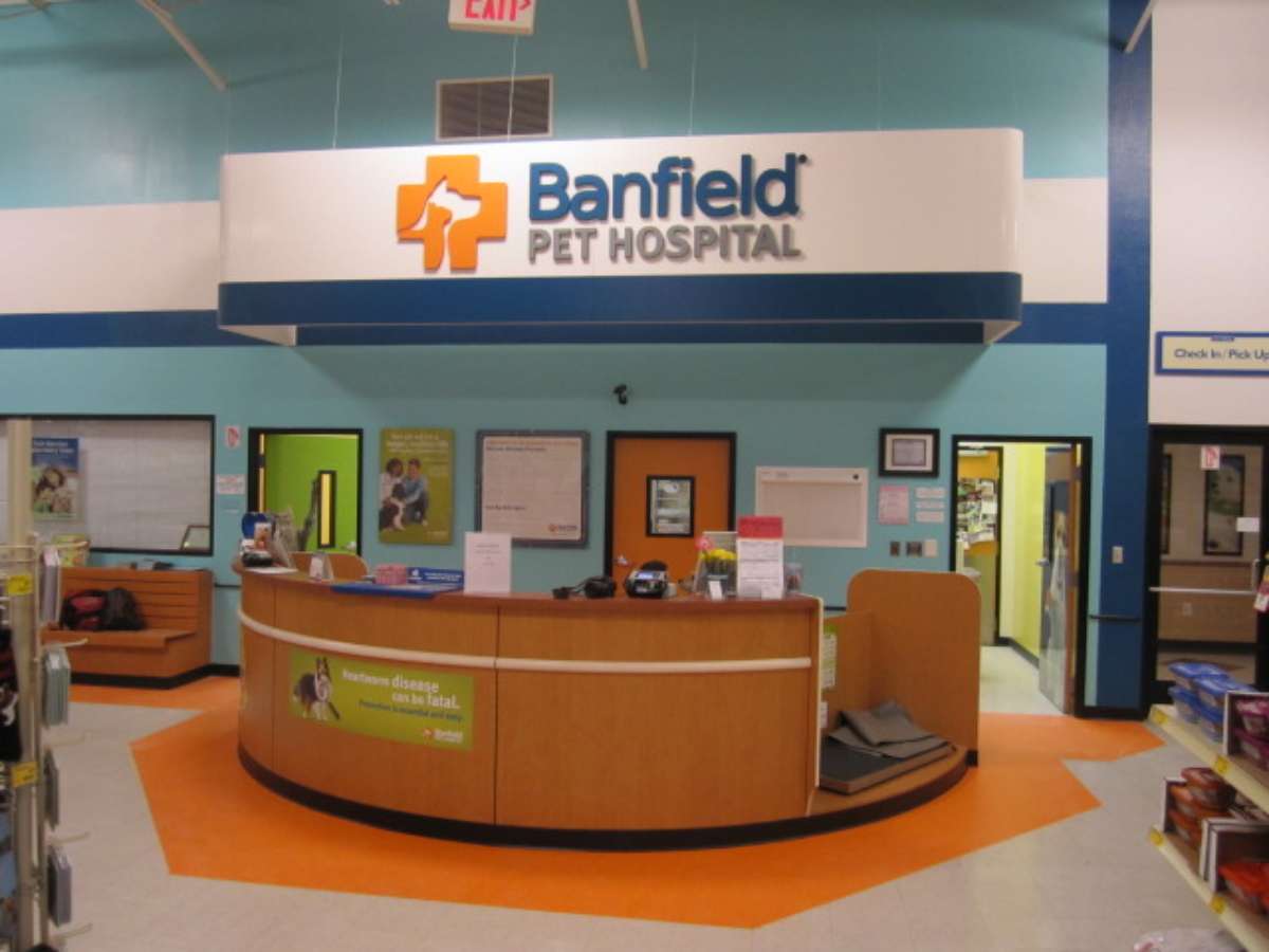 The front desk and check in area at the White Oak Banfield hospital