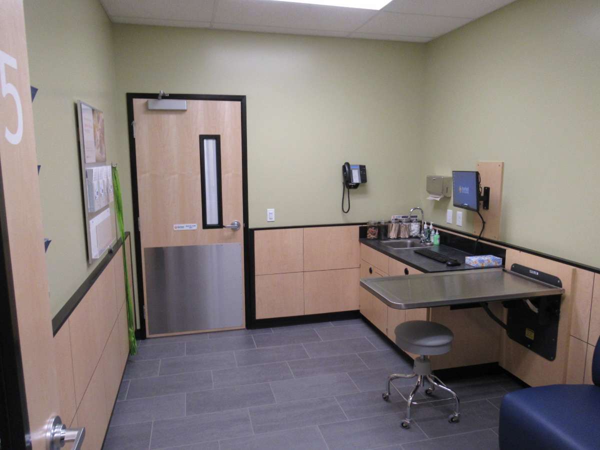 A view of the Banfield East Raleigh hospital exam room with exam table