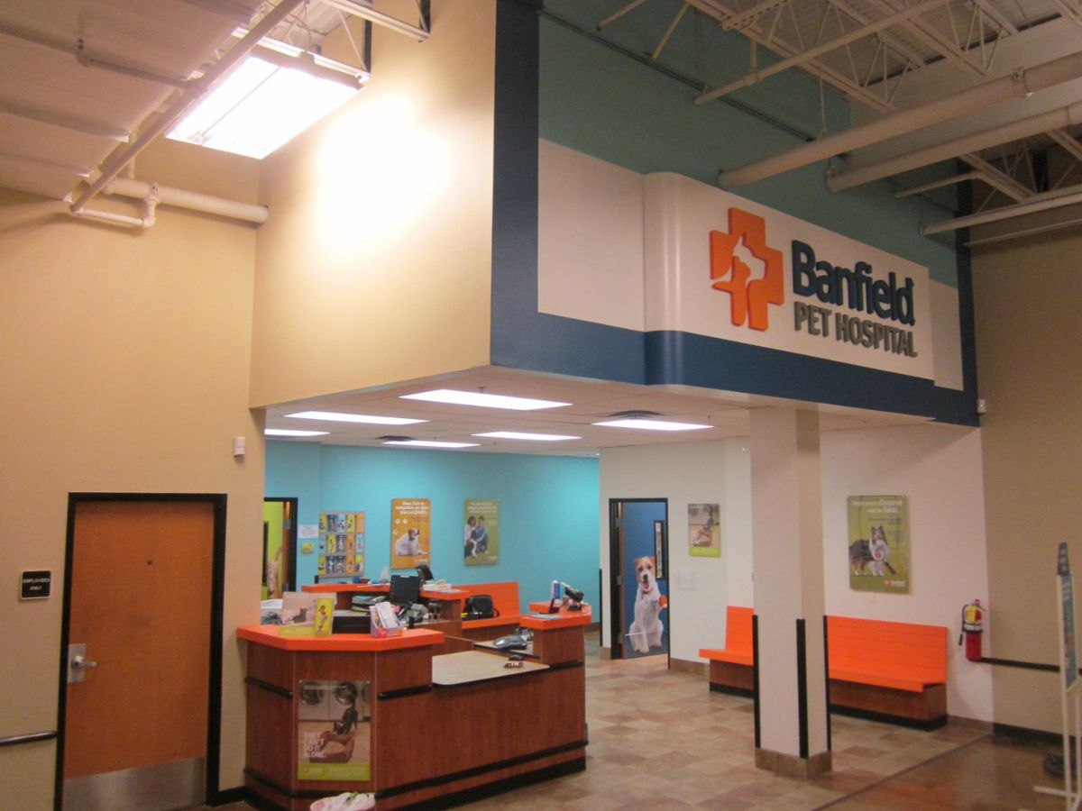 The Banfield Pet Hospital: Music City front desk and lobby