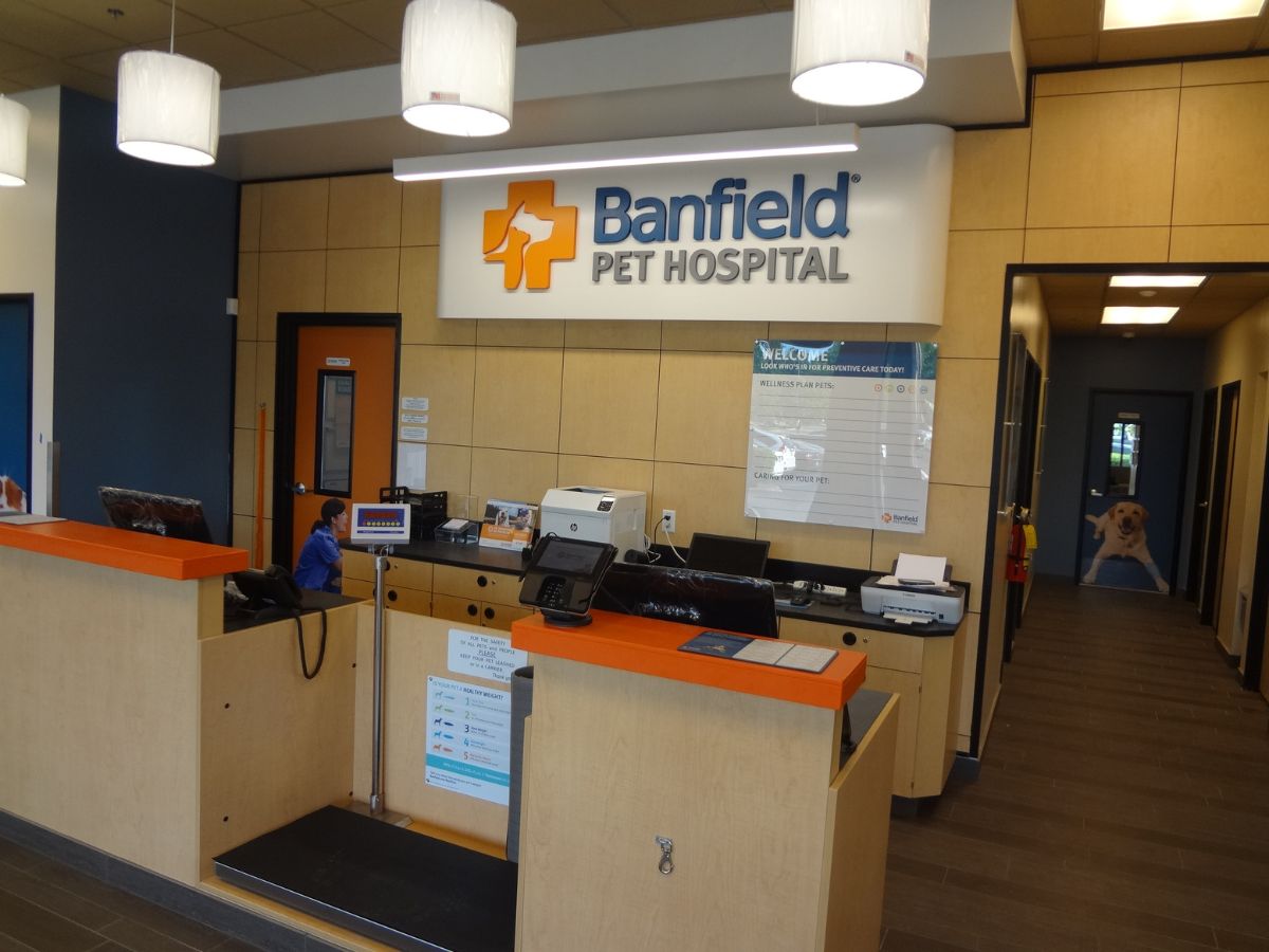 The Banfield Pet Hospital: Franklin front desk