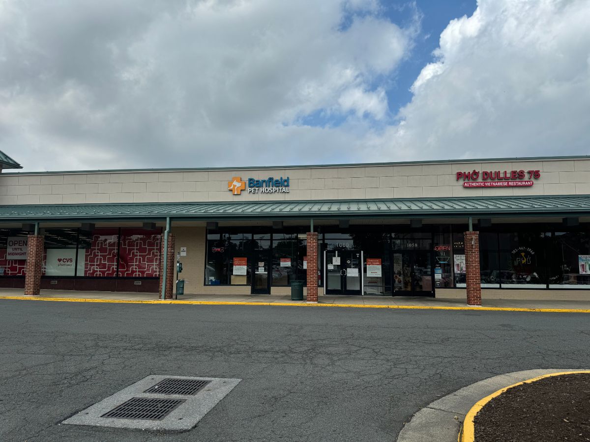 The Banfield Pet Hospital - Herndon front exterior entrance