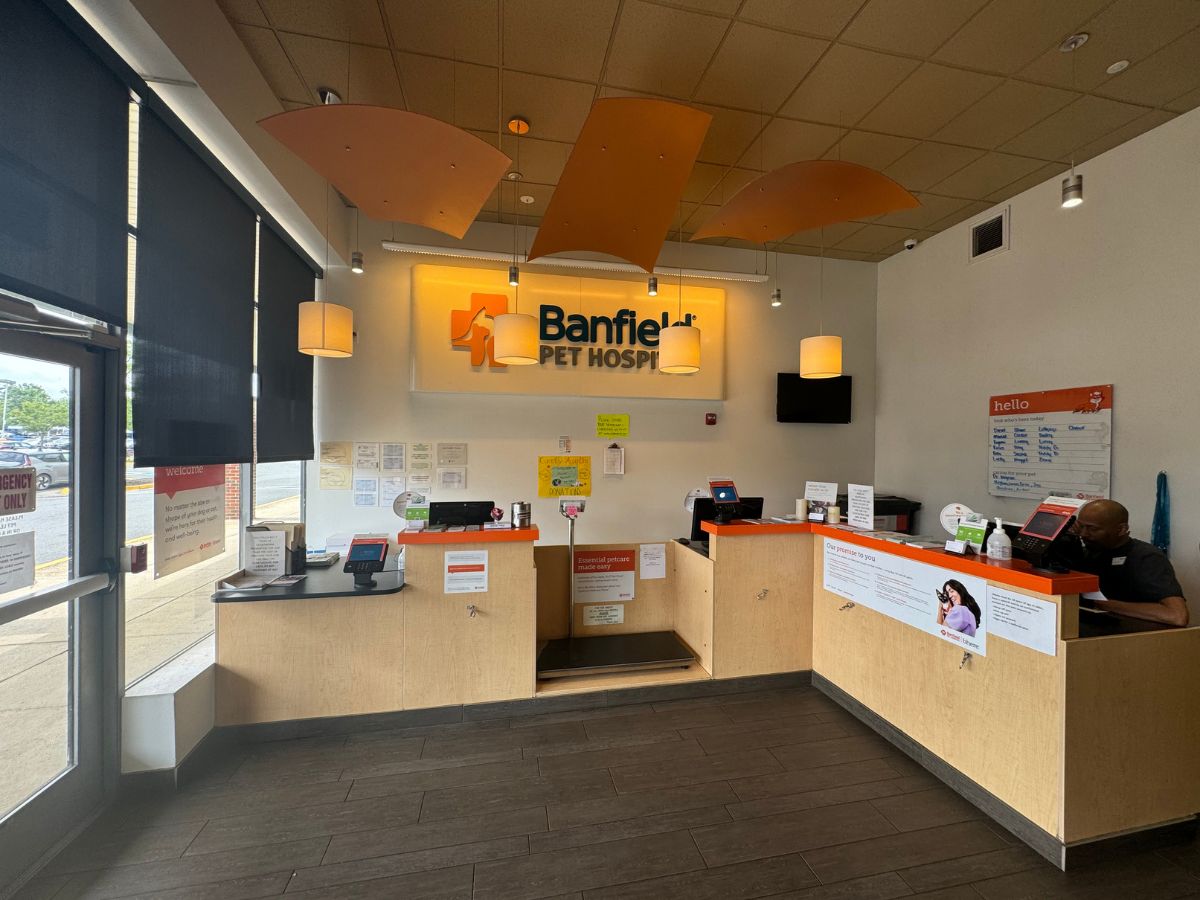 The Banfield Pet Hospital: Herndon front desk