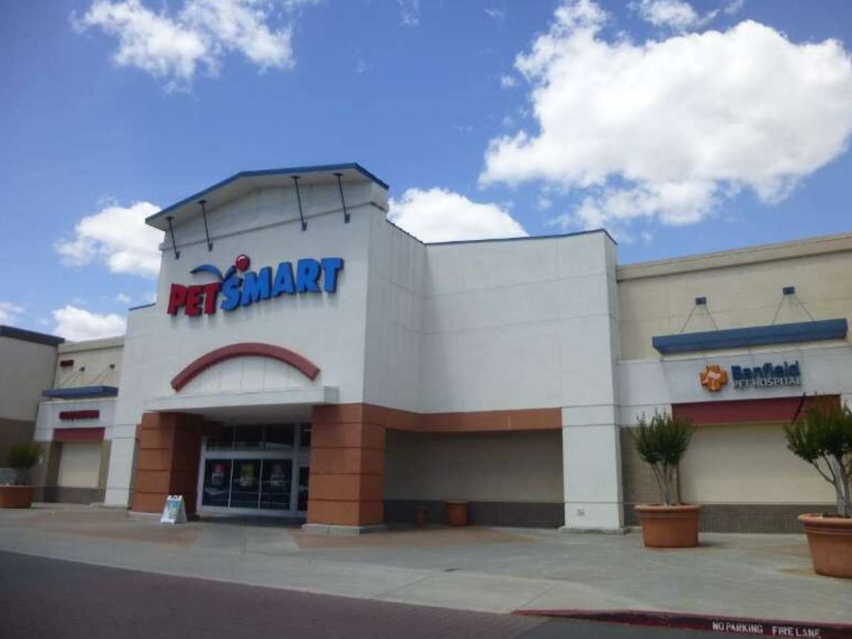 The front entrance of the Banfield - Elk Grove hospital