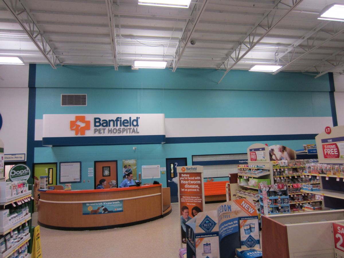 The Banfield Pet Hospital: Desert Ridge front desk and shop