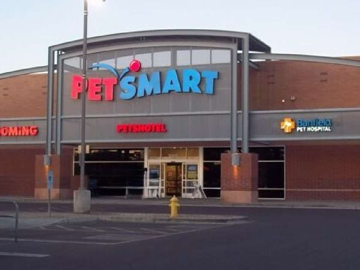 The front entrance of the Paradise Valley PetSmart and Banfield