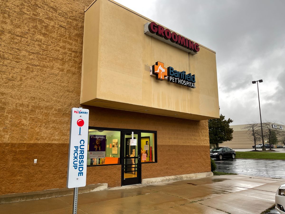 The Banfield Pet Hospital: Parma Building exterior