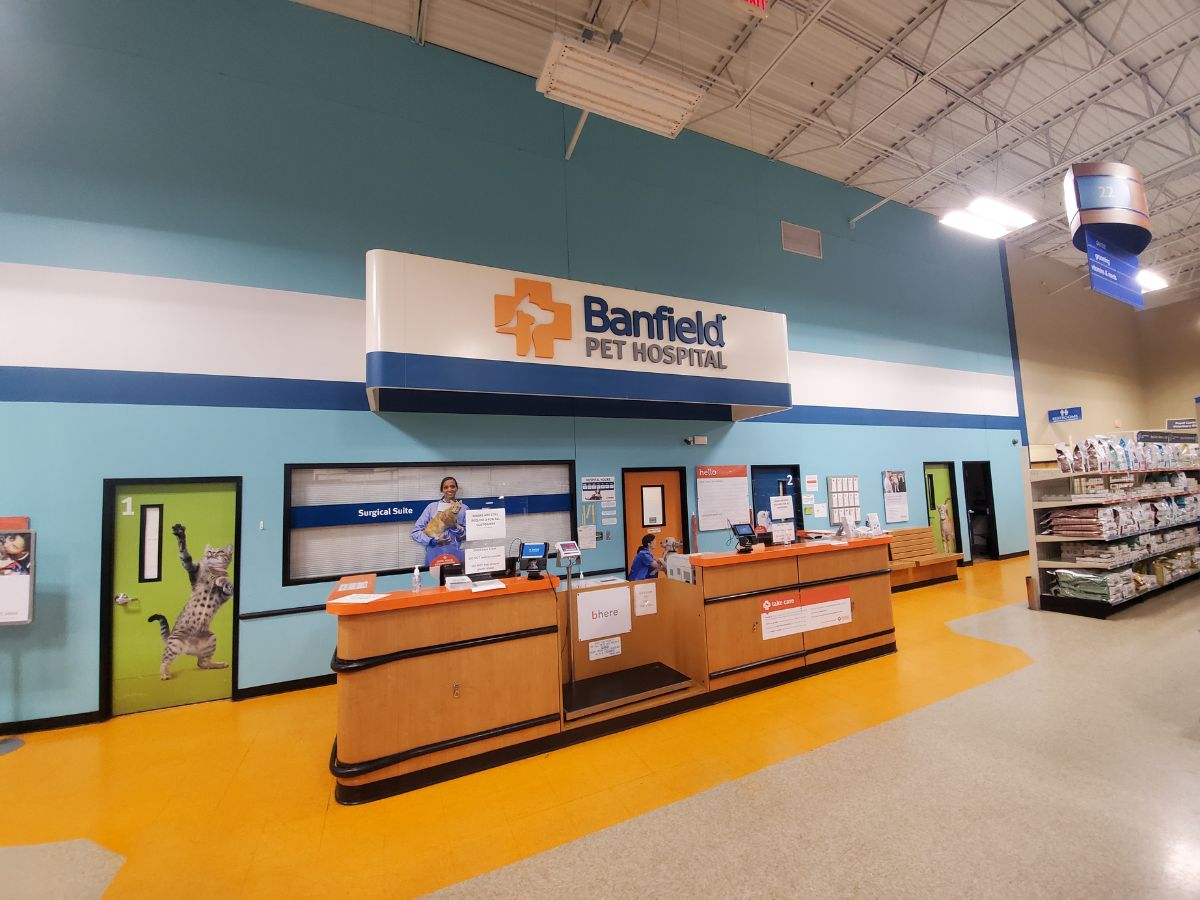 The Pittsburgh Mills Banfield front desk area and check-in
