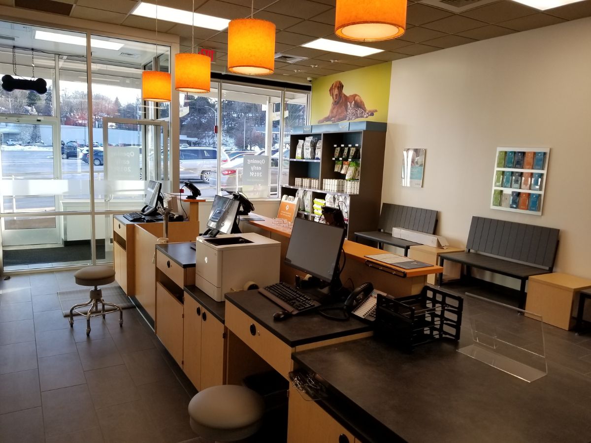 The front desk at the Banfield - Caste Village hospital
