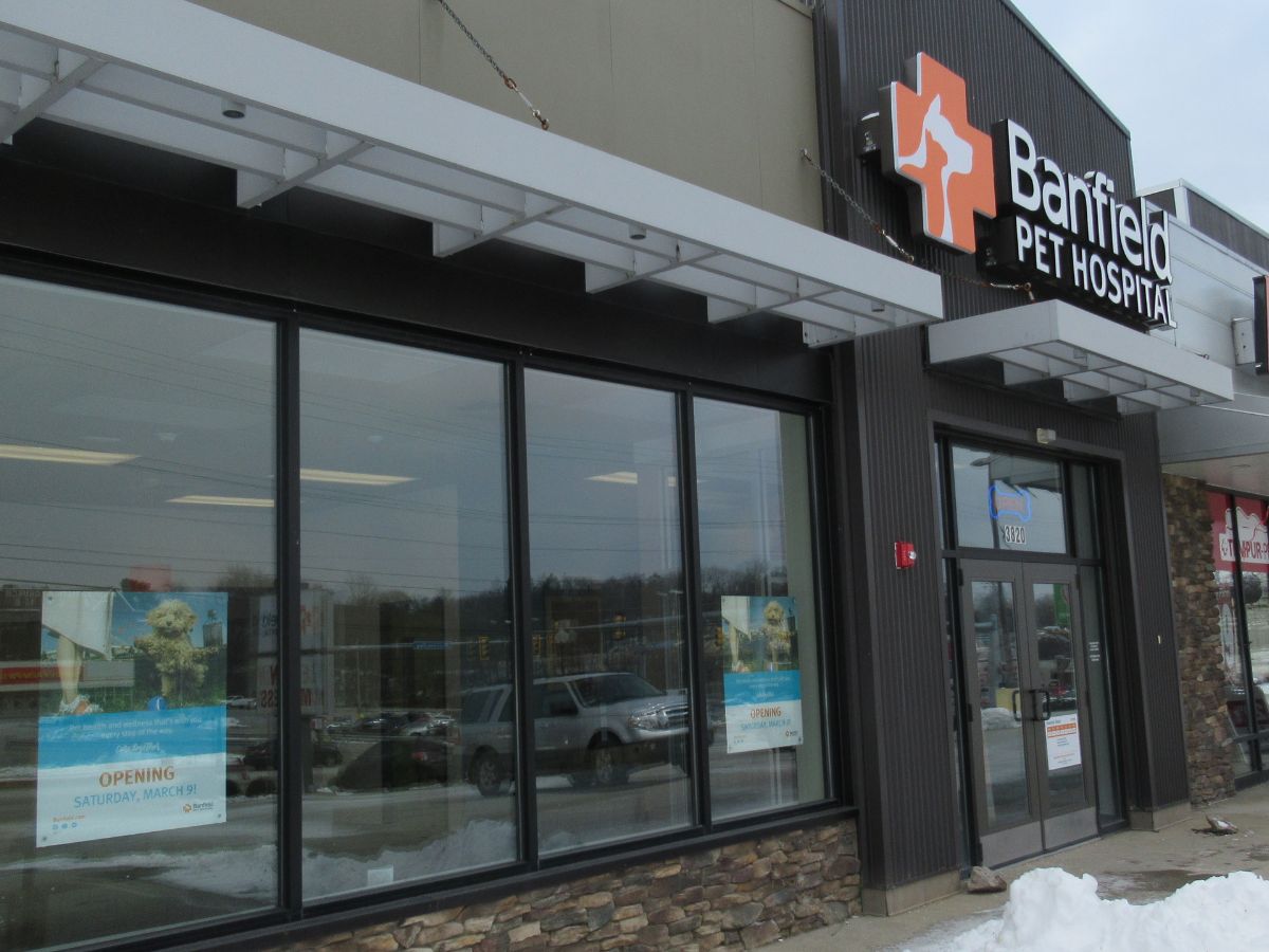 The front door of the Monroeville Banfield hospital