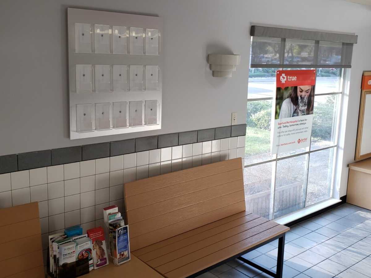 The lobby bench inside the Banfield - Danville hospital