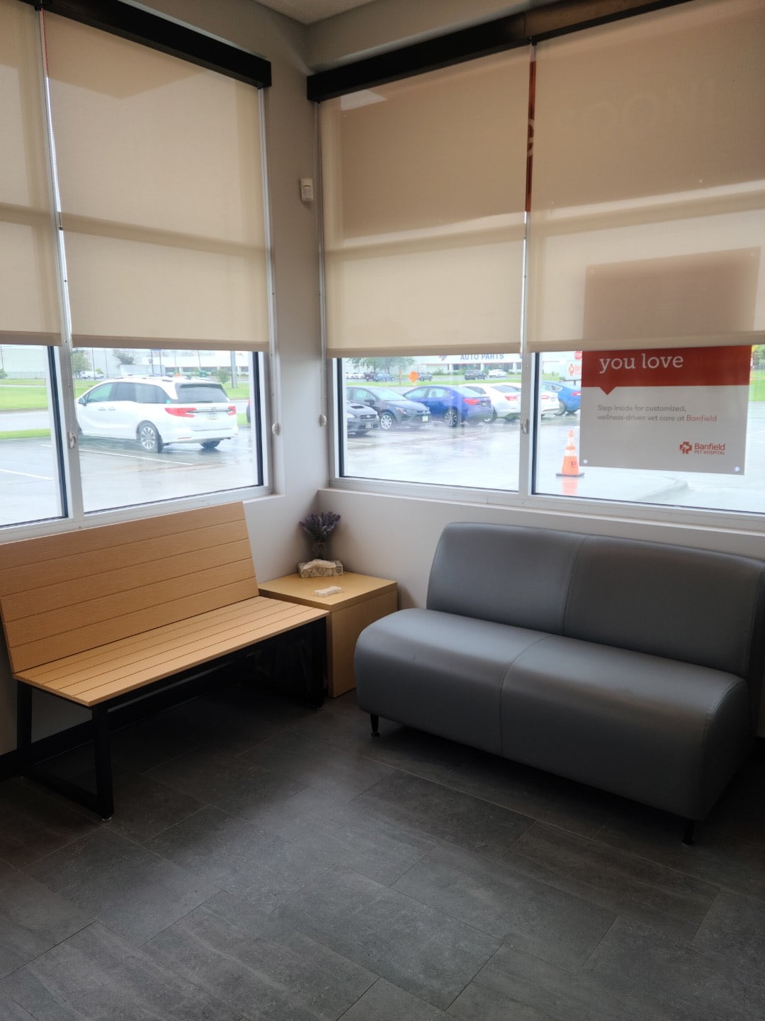 Banfield Pet Hospital Ankeny Delaware - front office