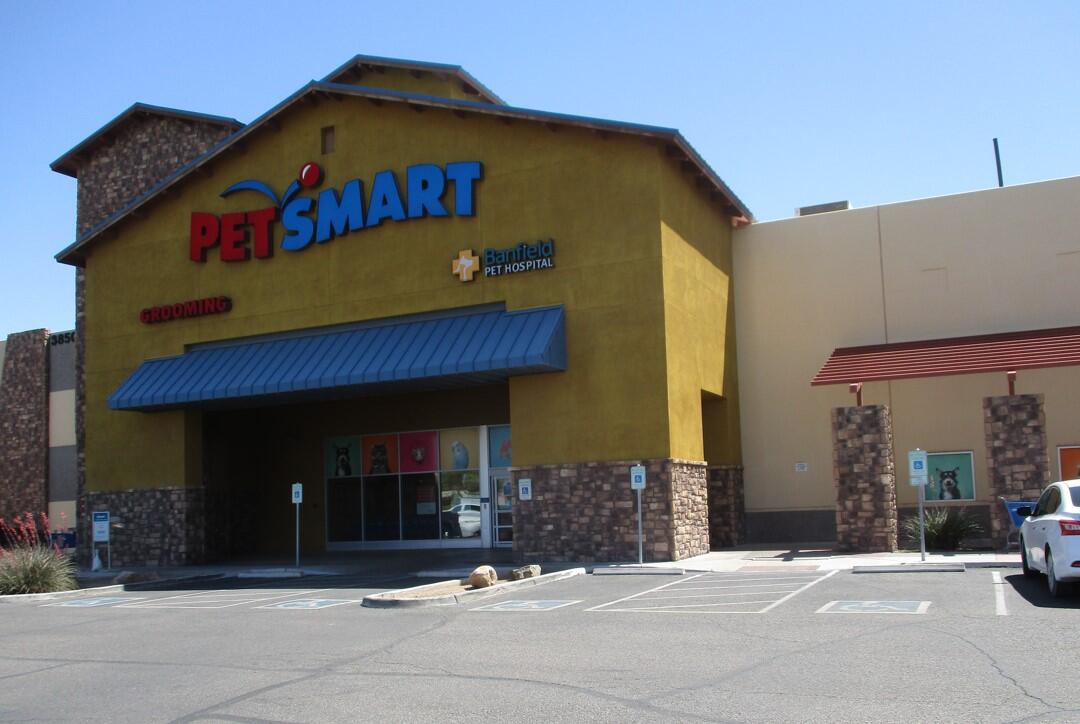 Banfield Pet Hospital: Tucson N entrance
