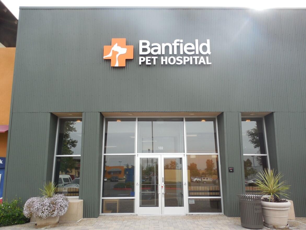 Banfield Pet Hospital: Eastlake entrance